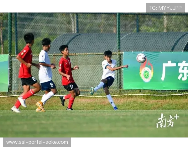 特写：上海队小将李弘权在一次积极拼抢后小腿抽筋，被队友搀扶下场。