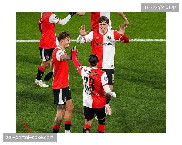 特写镜头：贝蒂斯主场对阵瓦伦西亚，球迷高歌悼念去世的俱乐部传奇。