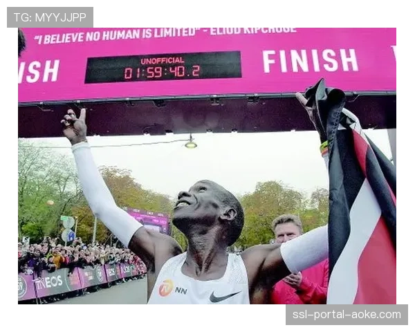 特写:马拉松选手基普乔格在波士顿雨战中表情坚毅